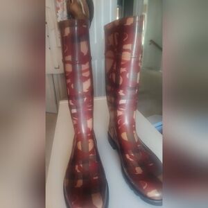 Burberry rainboots w/ hearts size 11